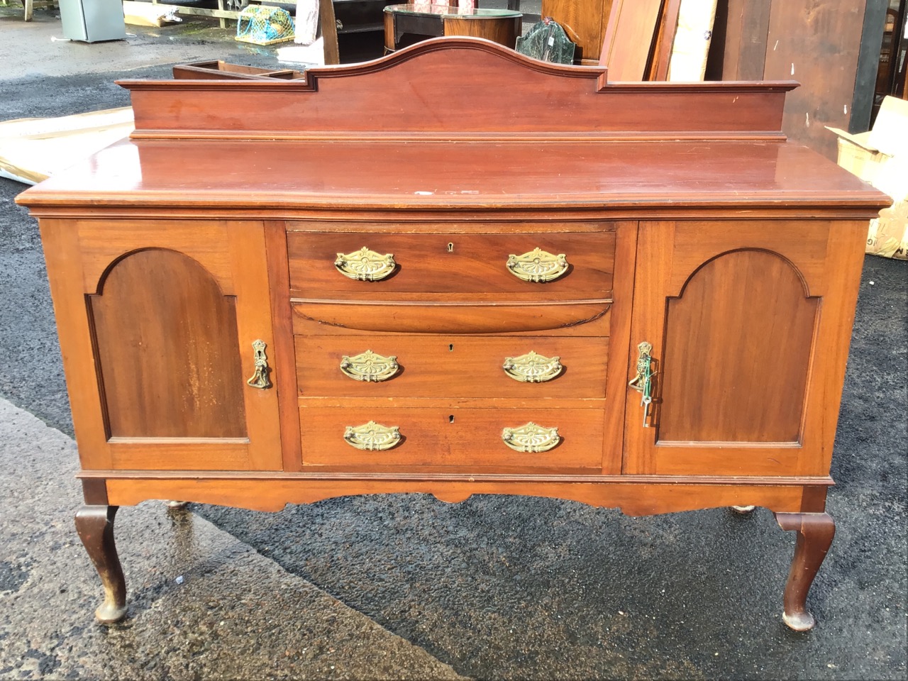 An Edwardian mahogany sideboard with arched raised back above a bowfronted top and three drawers, - Bild 2 aus 3