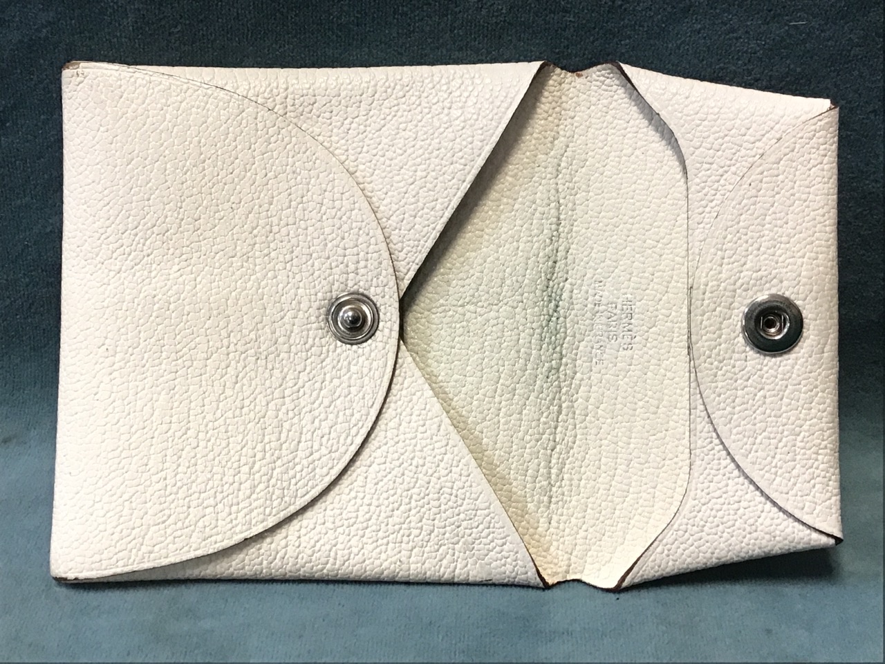 A Hermès white calfskin Bastia envelope style coin purse with snap closure. - Image 2 of 3