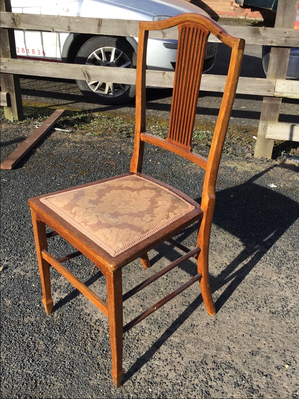 An Edwardian mahogany bedroom chair with chequer strung arched back and pierced spindle splat - Bild 3 aus 3
