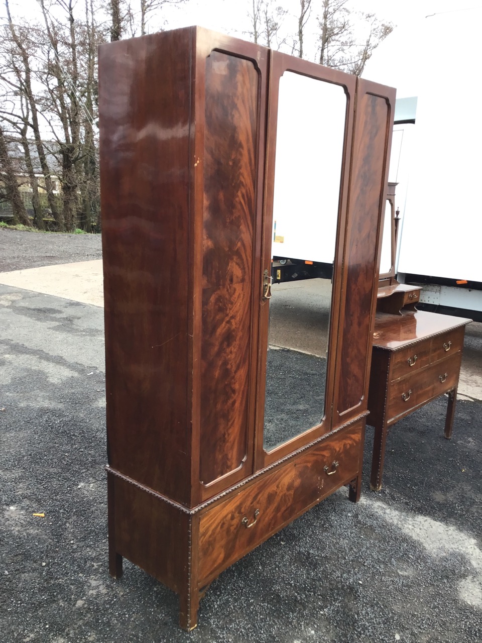 An Edwardian mahogany dressing table and wardrobe, the chest with bevelled mirror on tapering - Image 2 of 3