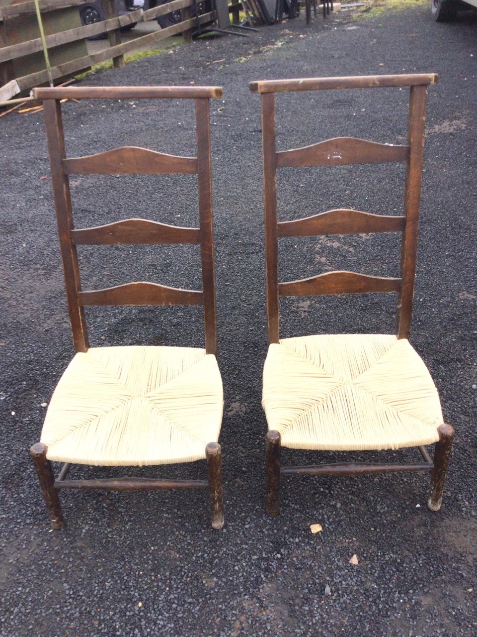 A pair of country ladderback chairs, the shaped flat top backs above arched rails and rush seats, - Bild 2 aus 3