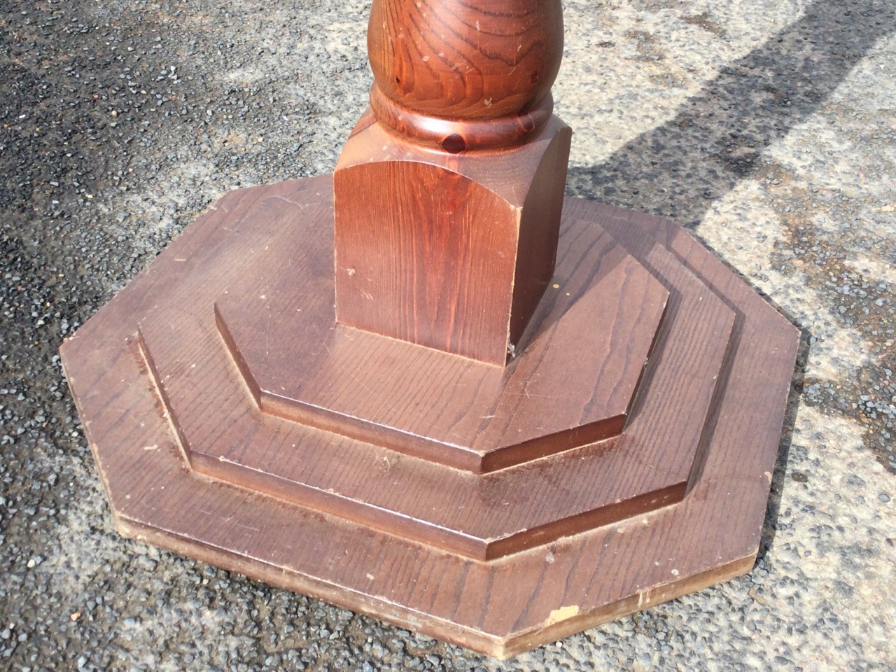 An oak & pine pedestal table with circular top on bulbous turned column above an octagonal stepped - Bild 2 aus 3