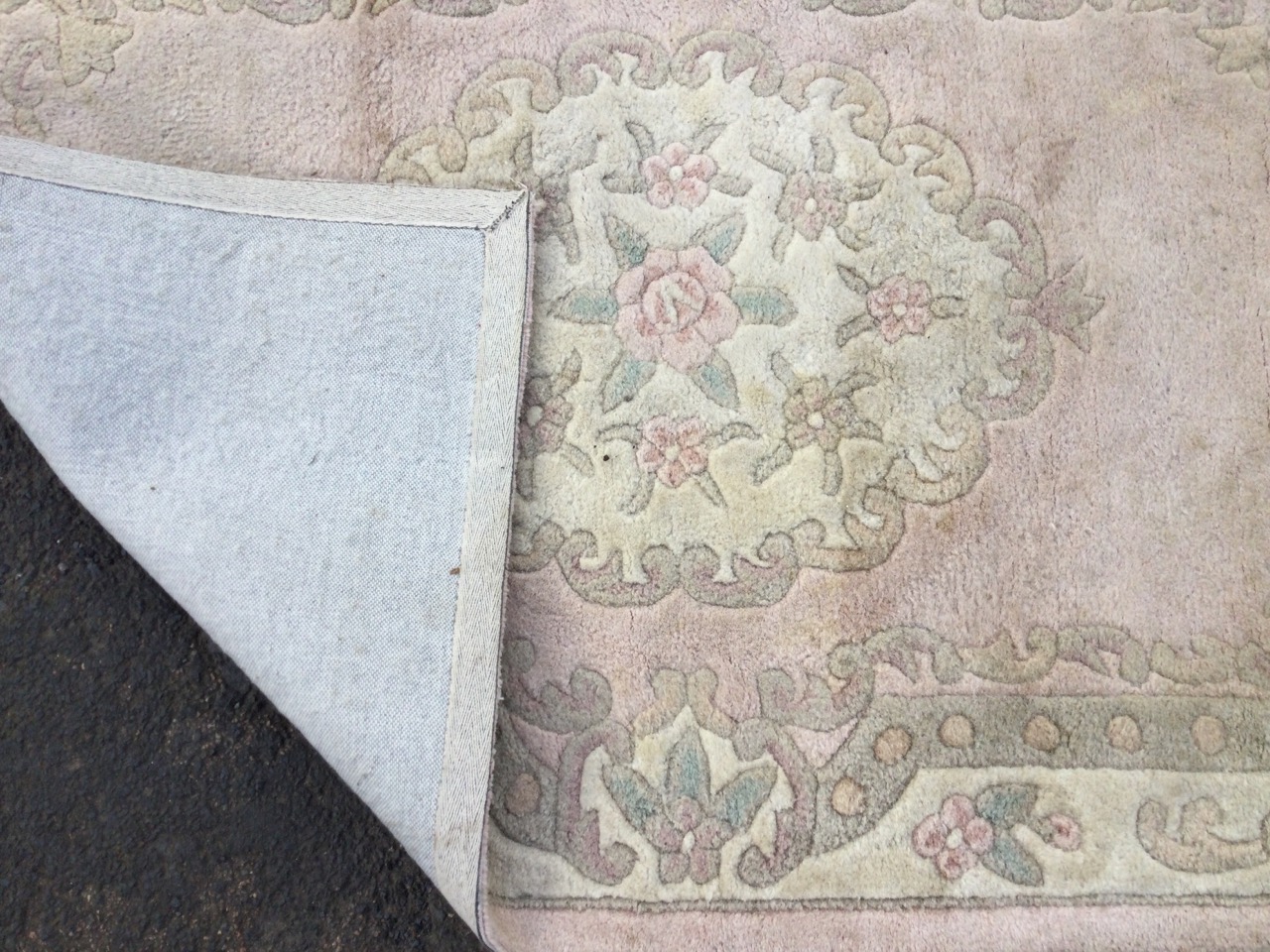 A Chinese wool rug woven in pastel floral shades with central circular medallion on pink field - Bild 2 aus 3