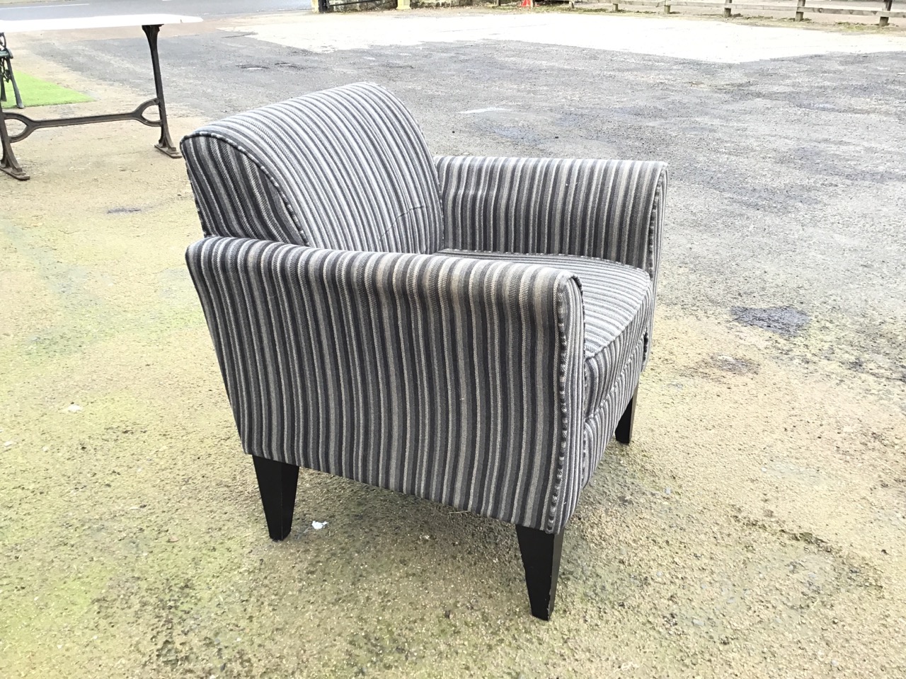 A contemporary upholstered armchair, the rectangular back above a square seat with loose cushion - Bild 3 aus 3