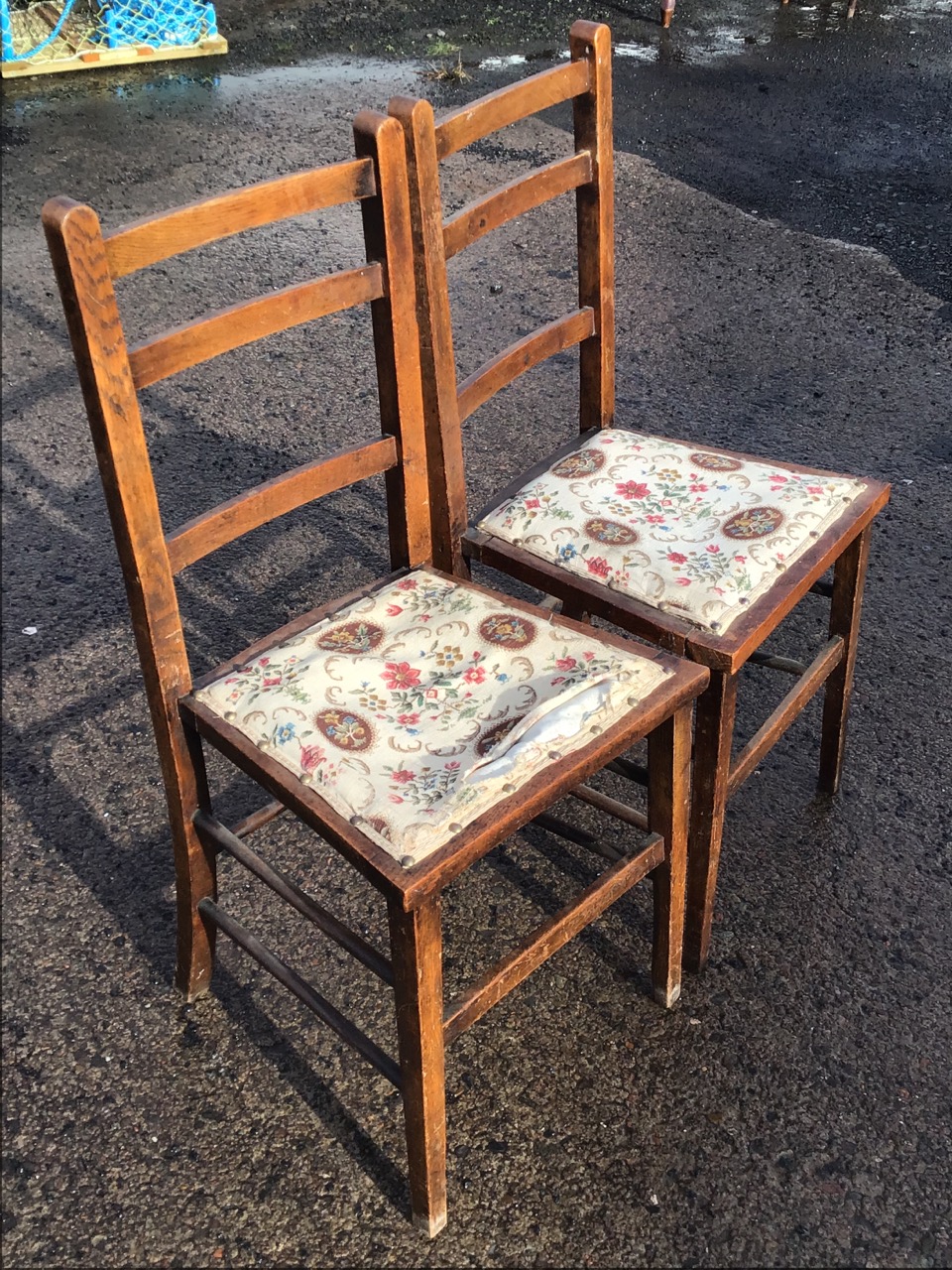 A pair of Edwardian oak ladderback chairs, the flared studded upholstered seats, raised on square - Bild 3 aus 3