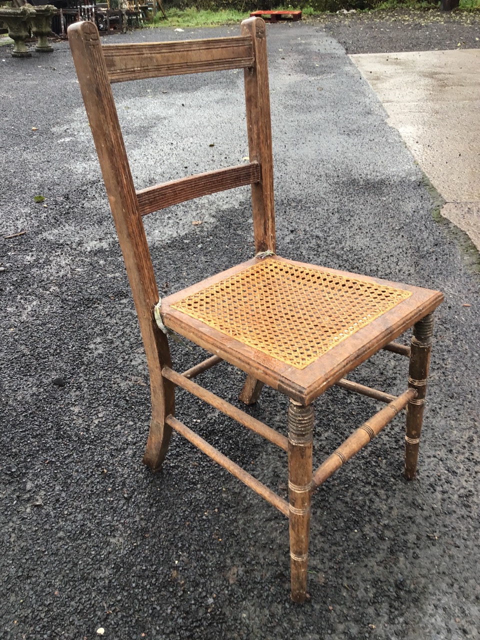 A pair of Edwardian mahogany chairs with arched backs inlaid with burr panels above slats and - Bild 3 aus 3