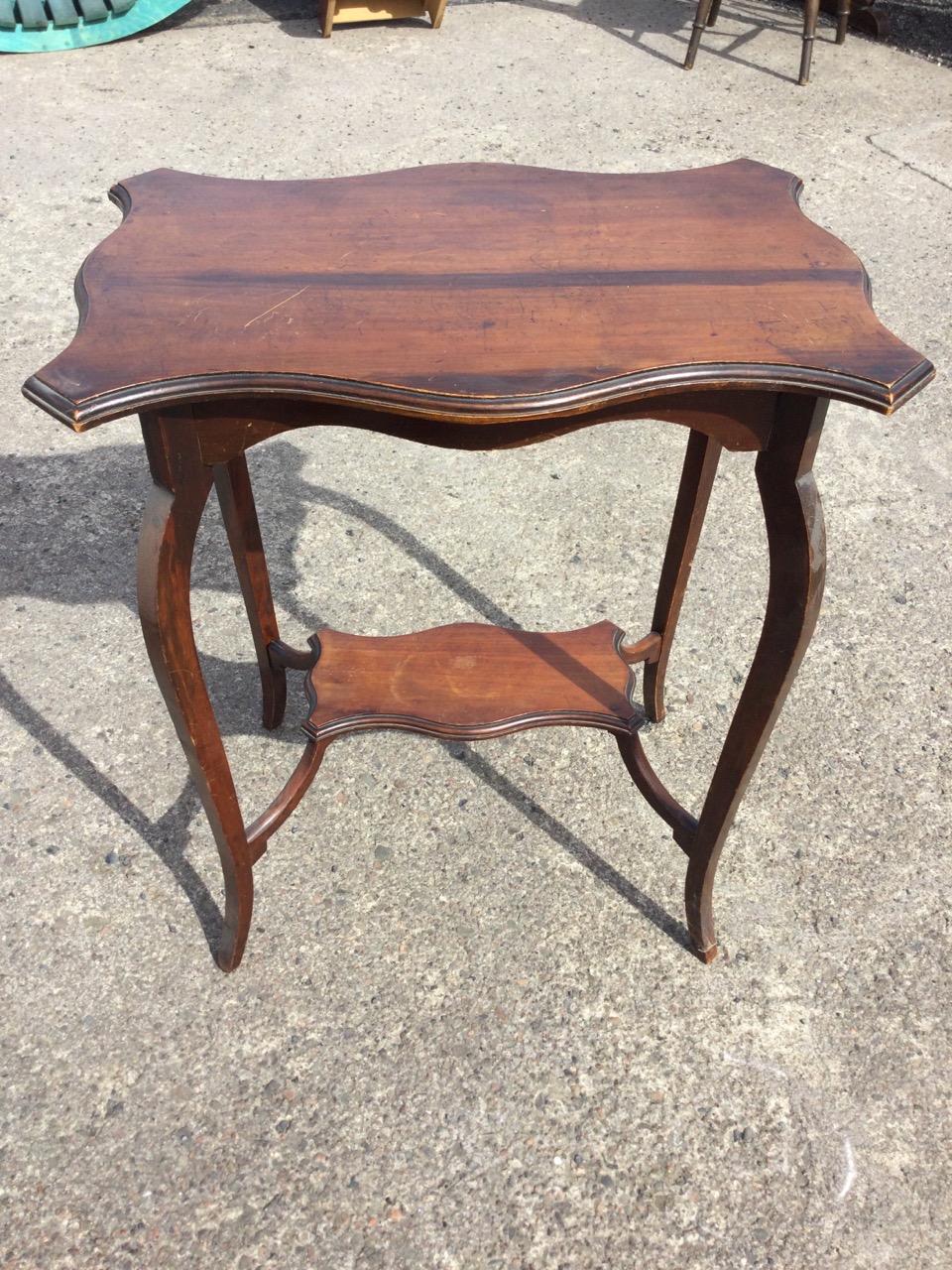 An Edwardian mahogany occasional table with serpentine moulded top above a shaped apron, raised on - Bild 2 aus 3