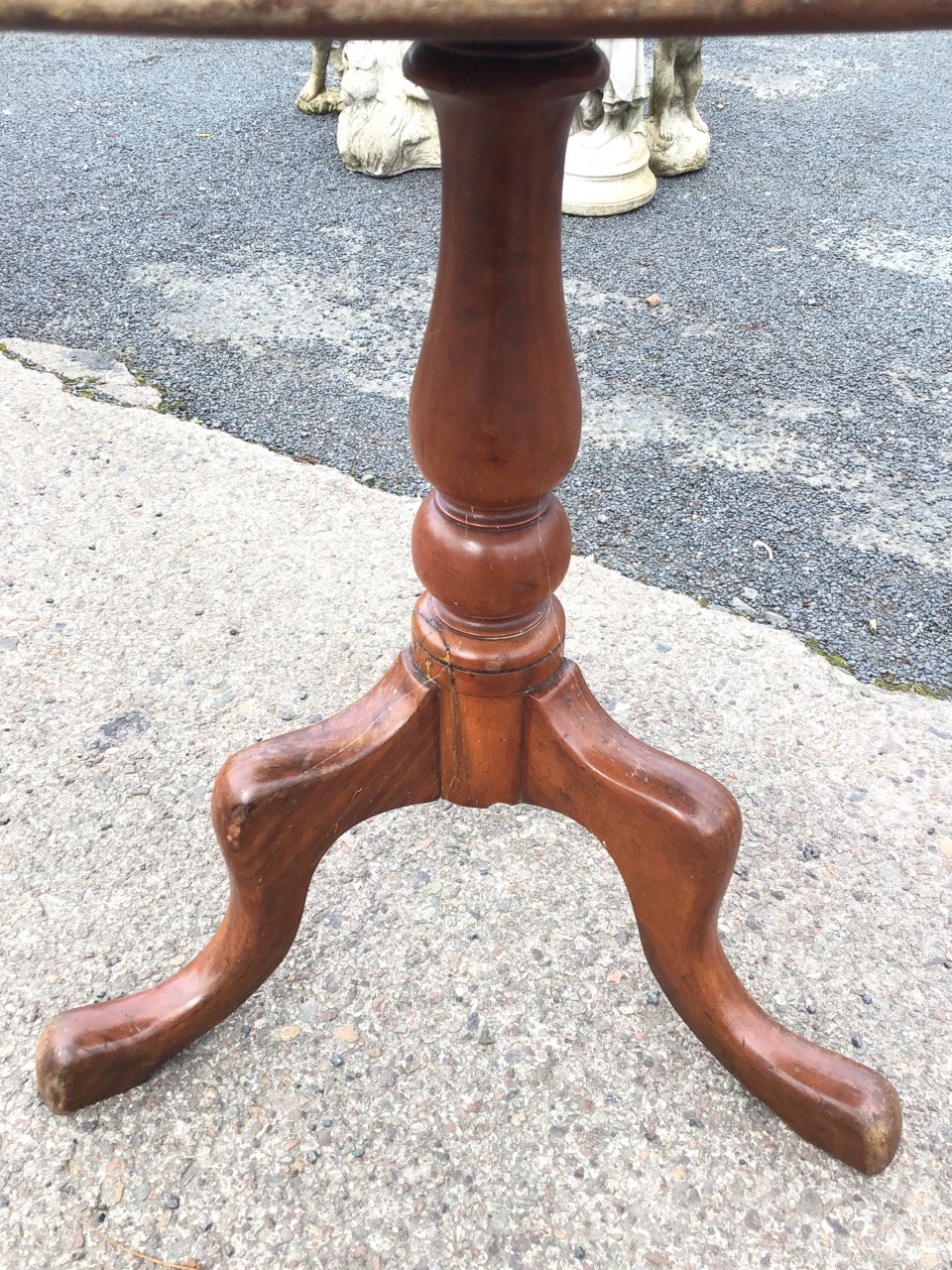 A Victorian mahogany tea table with circular moulded top tilting on a baluster turned column - Image 2 of 3