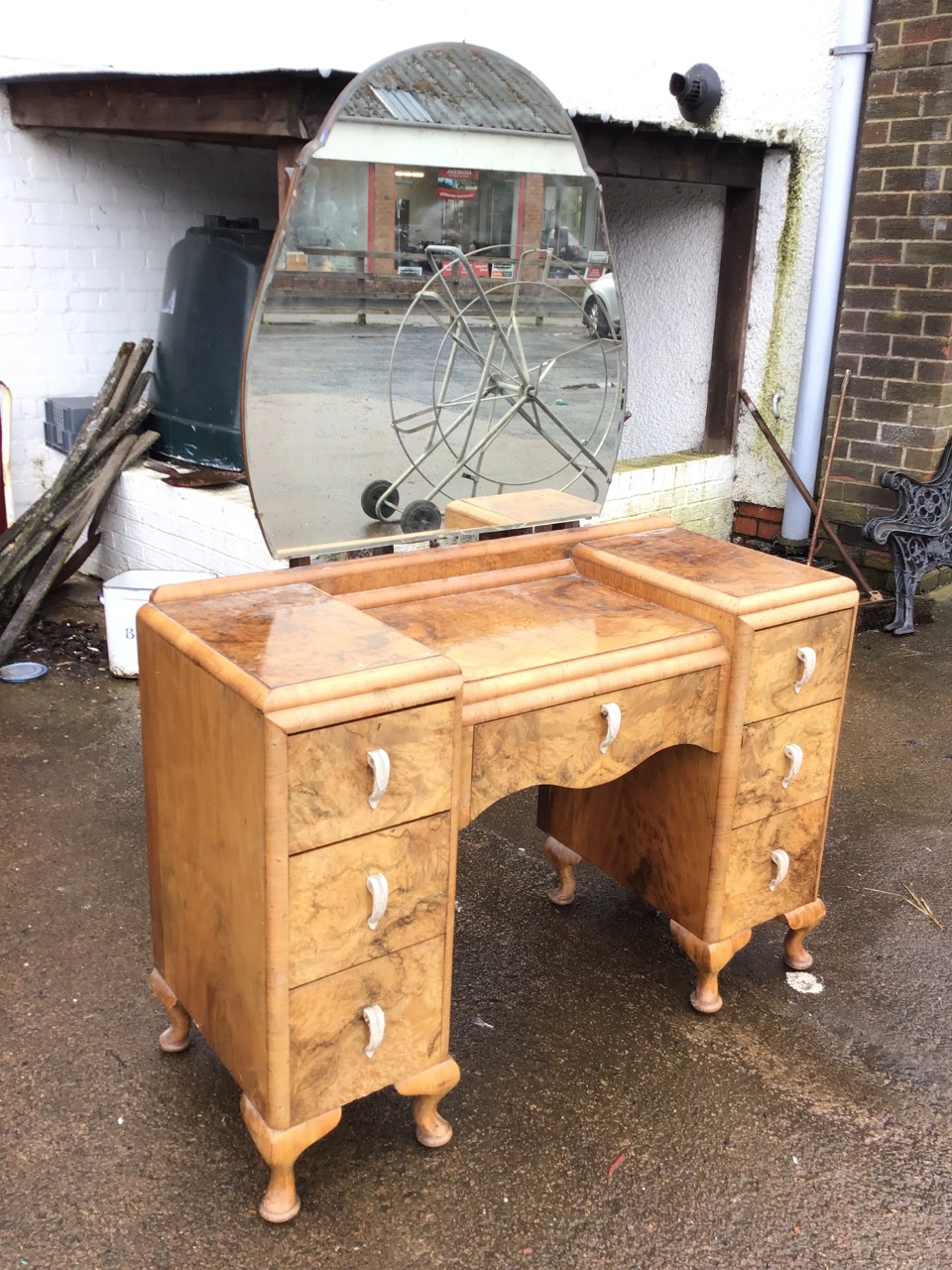 A deco walnut dressing table with cloud shaped mirror above a kneehole cabinet with shaped frieze - Image 3 of 3