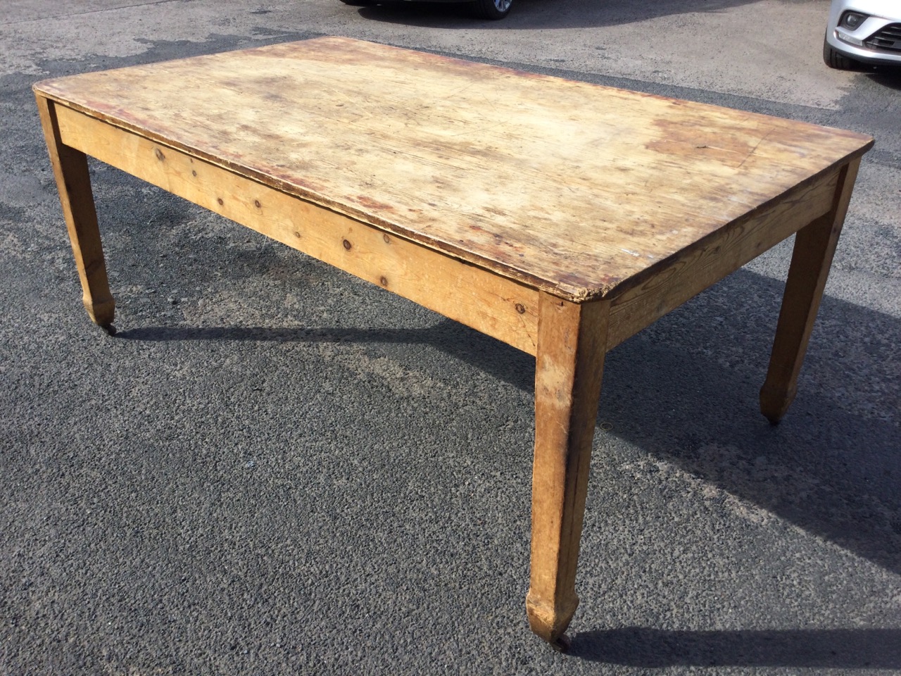 A large Edwardian pine kitchen table with rectangular top above a plain frieze, raised on square - Bild 3 aus 3