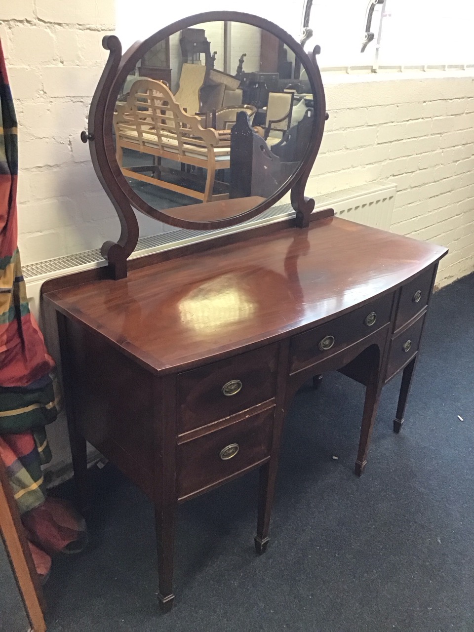 A bowfronted late Victorian mahogany dressing table with oval mirror on shaped supports above a - Bild 3 aus 3