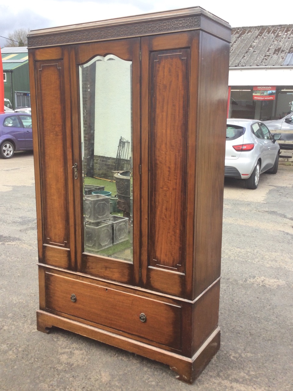 An Edwardian mahogany wardrobe with moulded blind fretwork frieze above a central bevelled - Bild 3 aus 3