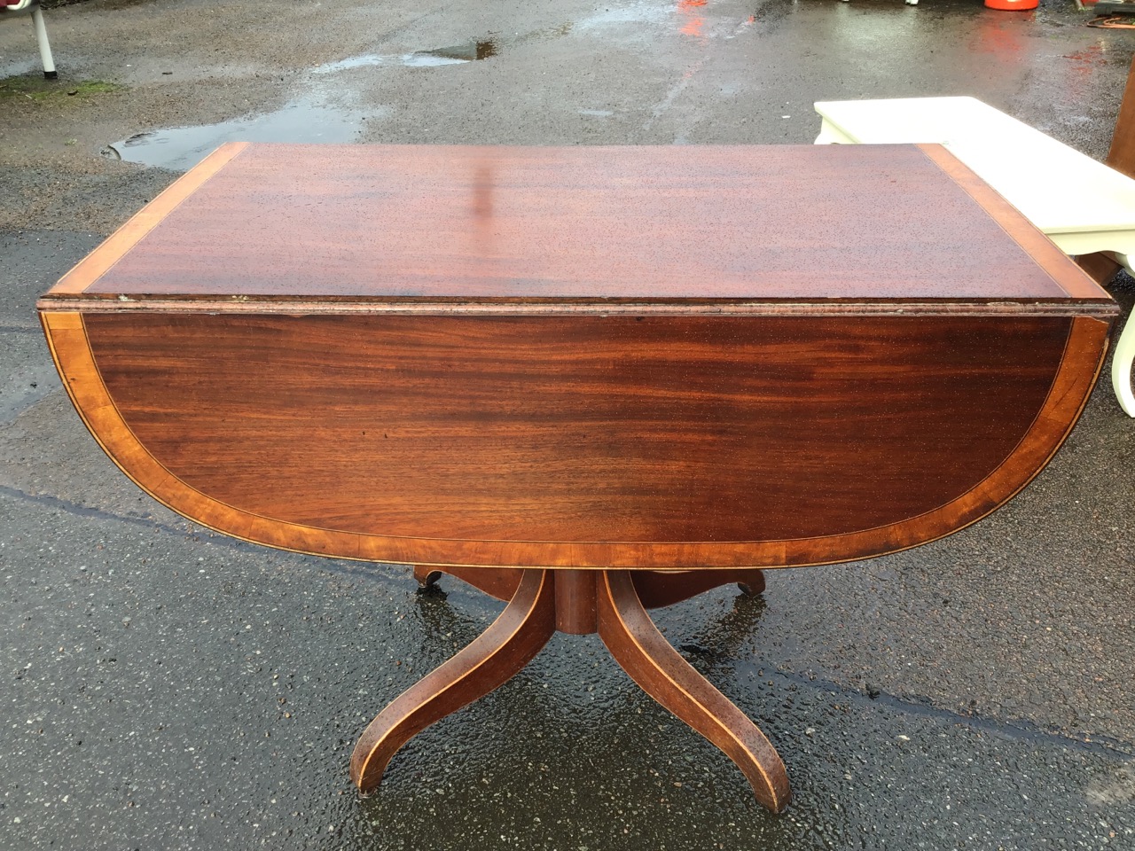 A regency mahogany pembroke table with rounded rectangular satinwood crossbanded top having two - Bild 3 aus 3