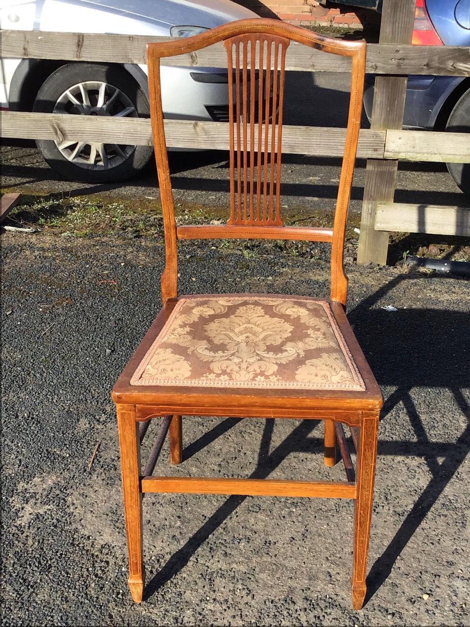 An Edwardian mahogany bedroom chair with chequer strung arched back and pierced spindle splat - Bild 2 aus 3