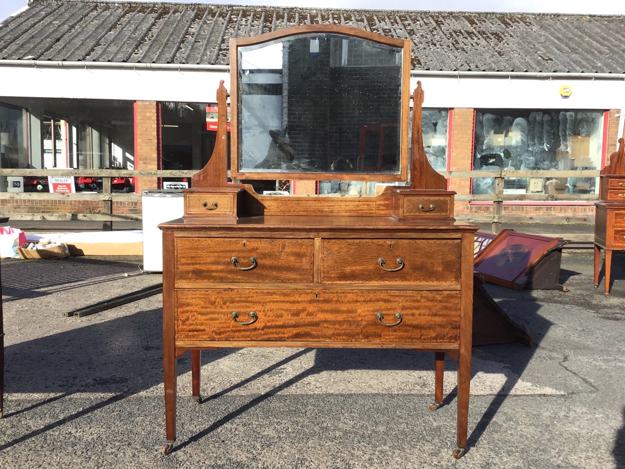 An Edwardian chequer strung mahogany dressing table, the arched bevelled mirror on shaped supports - Bild 2 aus 3