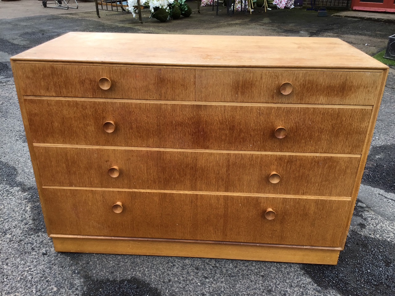 A 60s Meredew oak chest with two short and three long graduated knobbed drawers, above a recessed - Bild 2 aus 3