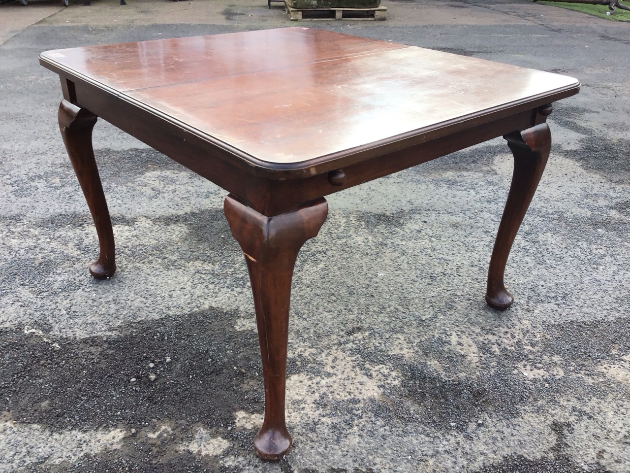 An Edwardian mahogany Ee-zi-way extending dining table with moulded rounded rectangular top having - Image 3 of 3