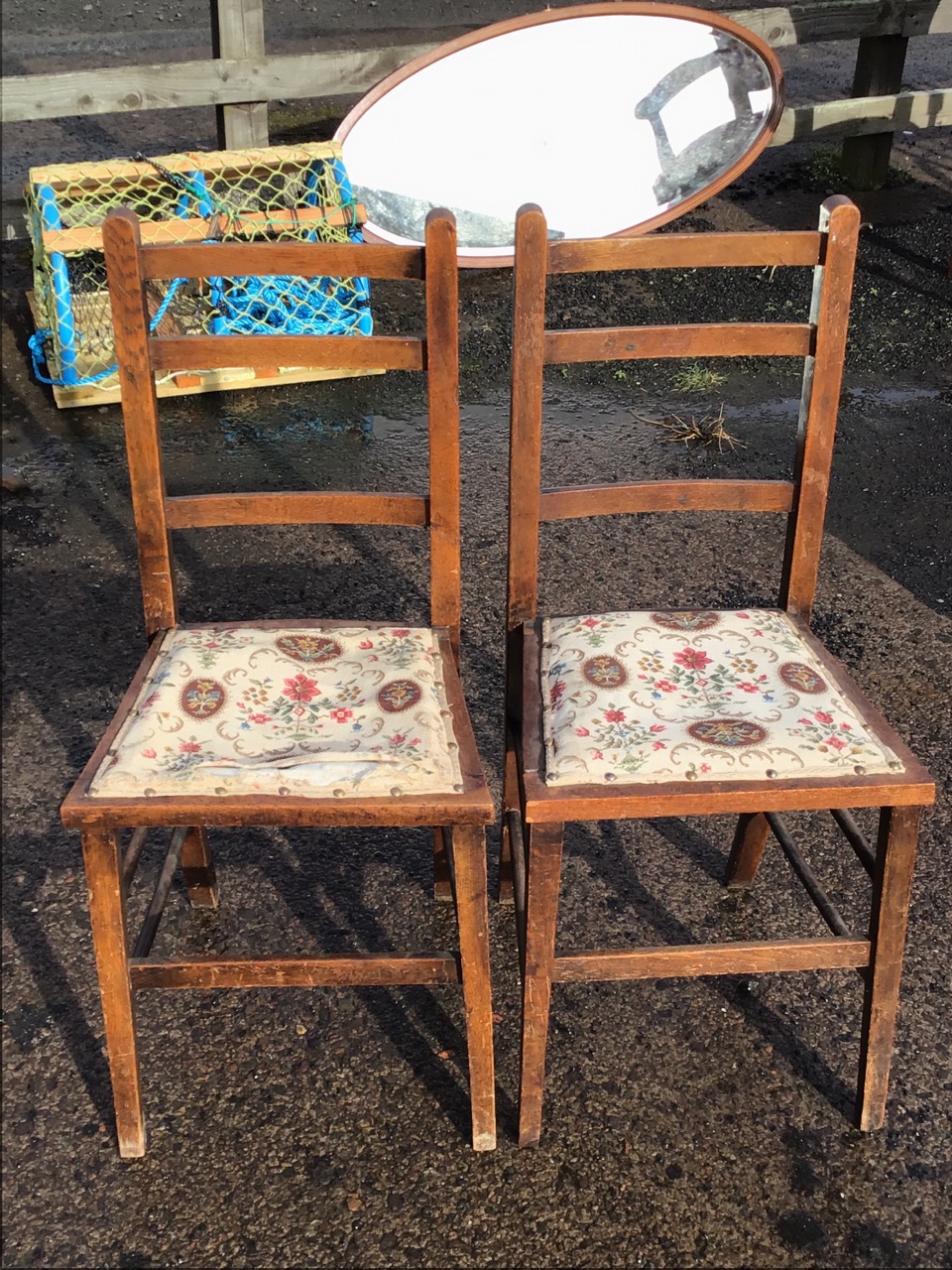 A pair of Edwardian oak ladderback chairs, the flared studded upholstered seats, raised on square - Bild 2 aus 3