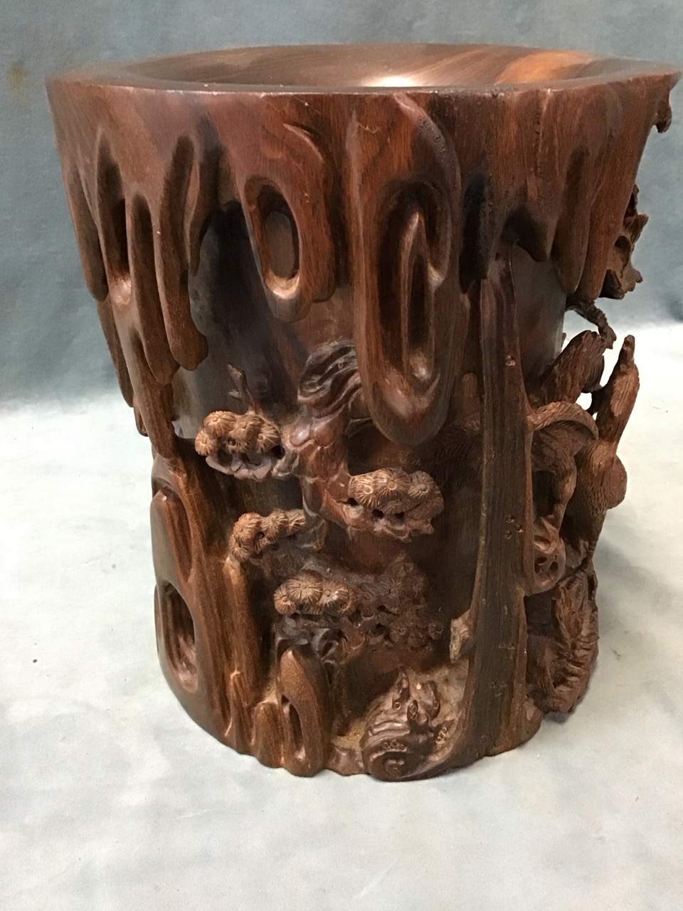 A large Chinese rosewood brush pot carved in high relief with a rocky landscape, pavilion, waterfall - Bild 3 aus 3