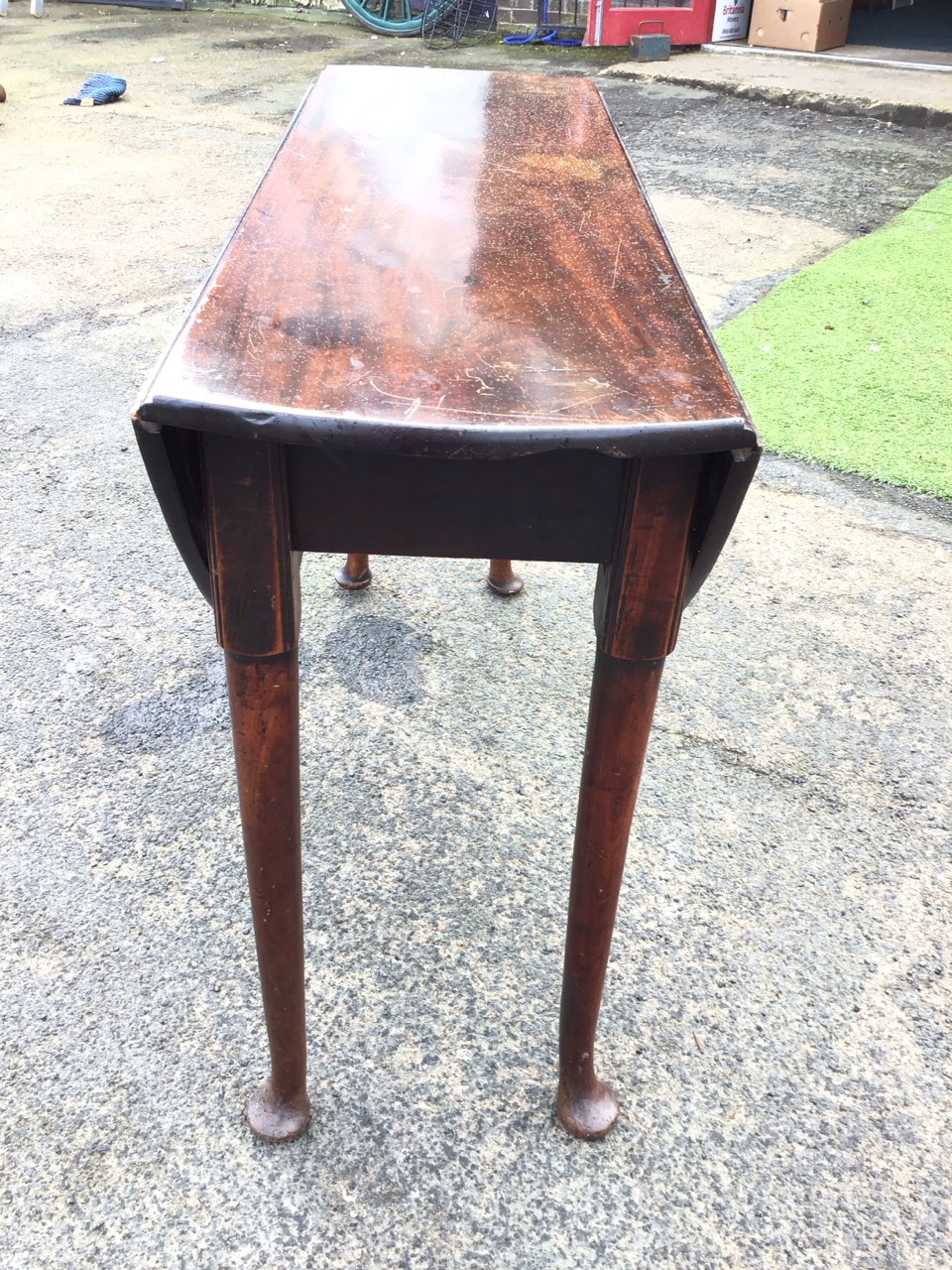 A Georgian mahogany drop-leaf dining table, the circular top with two leaves supported on swing - Image 3 of 3
