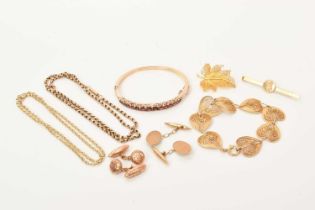 Various items of gold jewellery to include a 9ct gold garnet and red stone hinged bangle, a filigree
