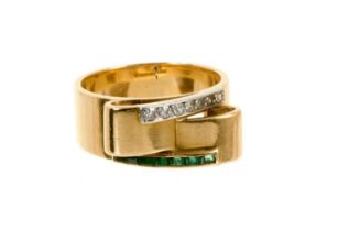 Art Deco gold emerald and diamond ring, the stylized gold bow with a line of calibre cut emeralds an