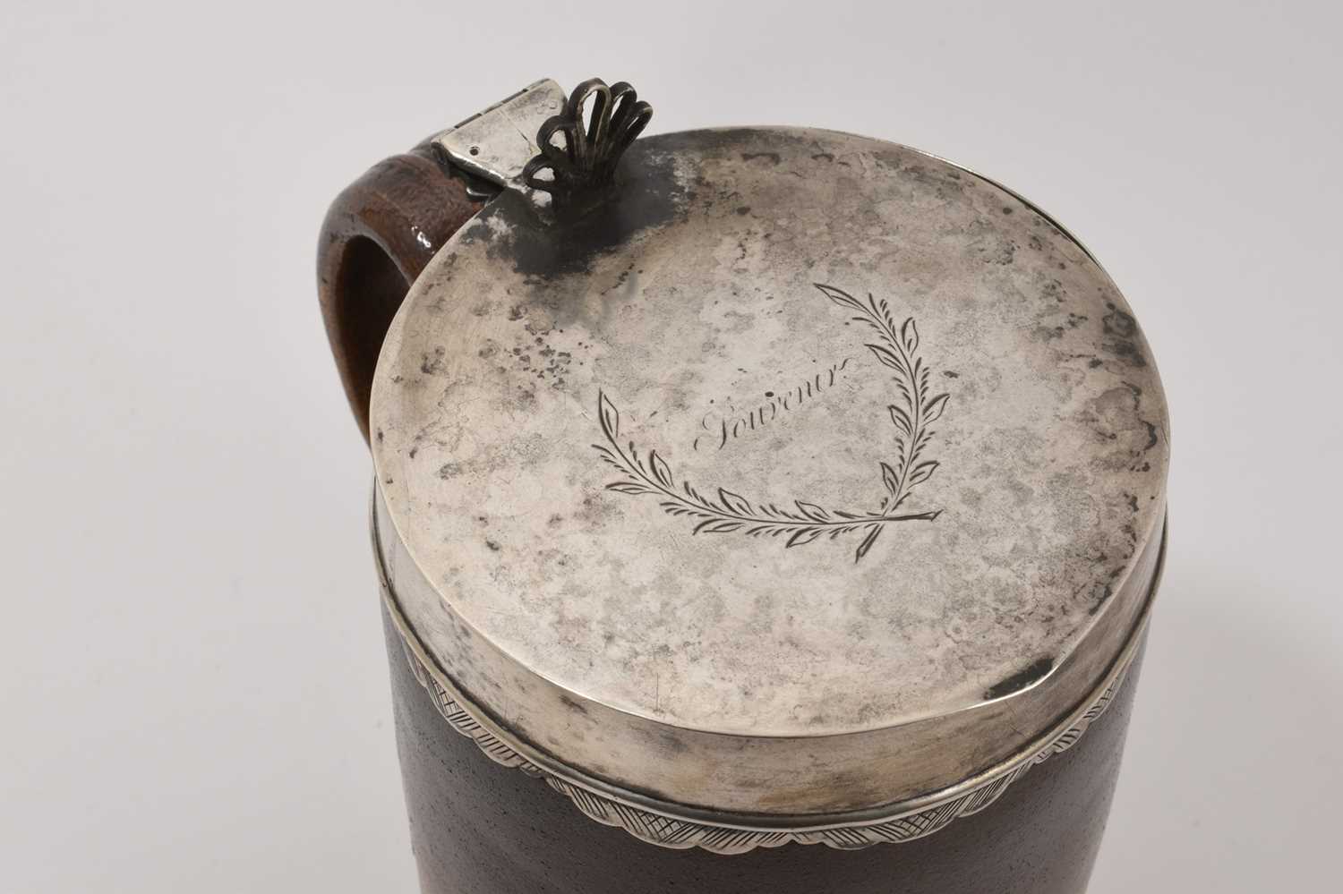 Large Georgian stoneware salt glaze 2 1/2 pint tankard with silver hinged lid - Image 4 of 6