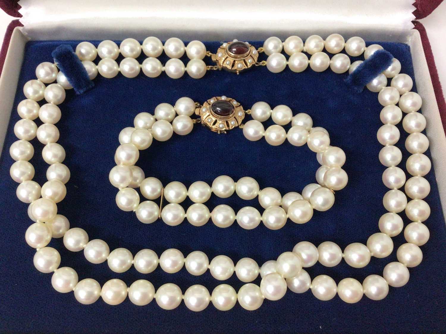 Cultured pearl two strand necklace and bracelet, each with two strings of 8mm cultured pearls on a g - Image 2 of 4
