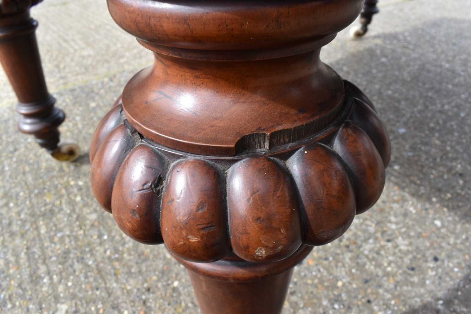 Victorian Irish mahogany extending dining table with one additional leaf by Strahan & Co - Image 4 of 8