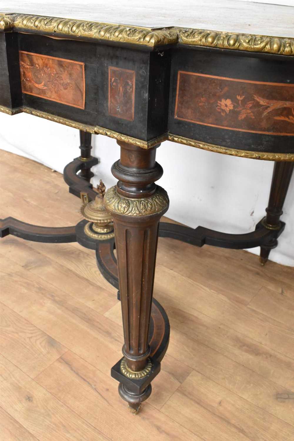 Good 19th century marquetry and ormolu mounted table - Image 4 of 17