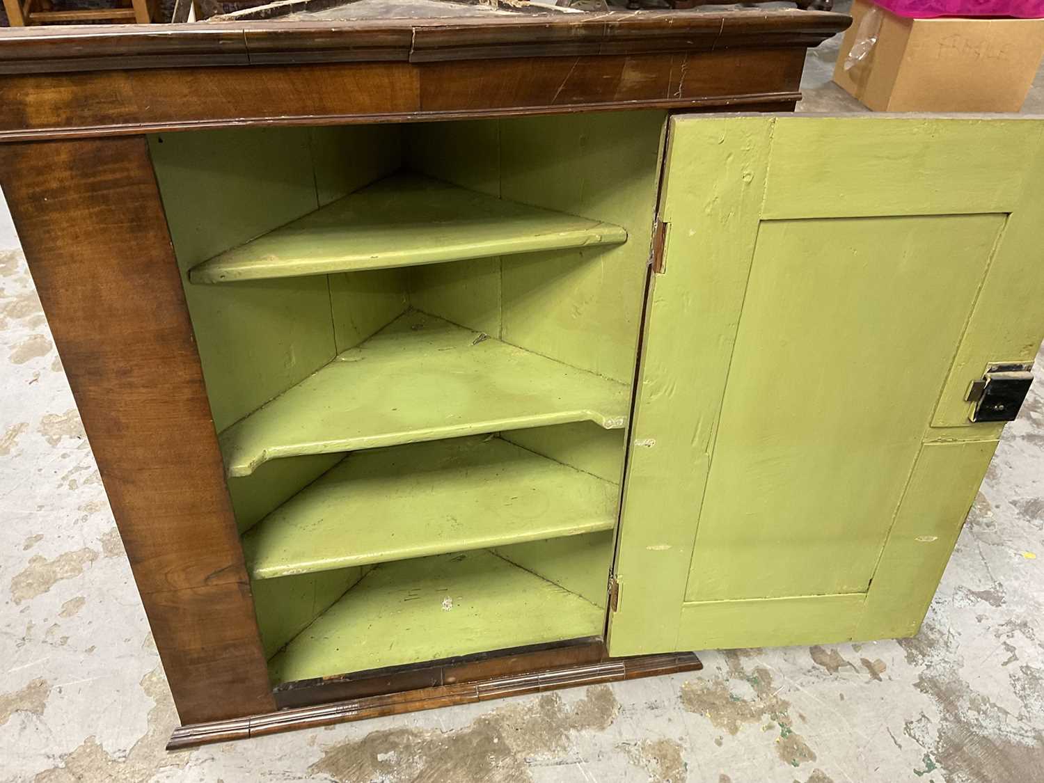 18th century walnut corner cupboard - Image 4 of 5