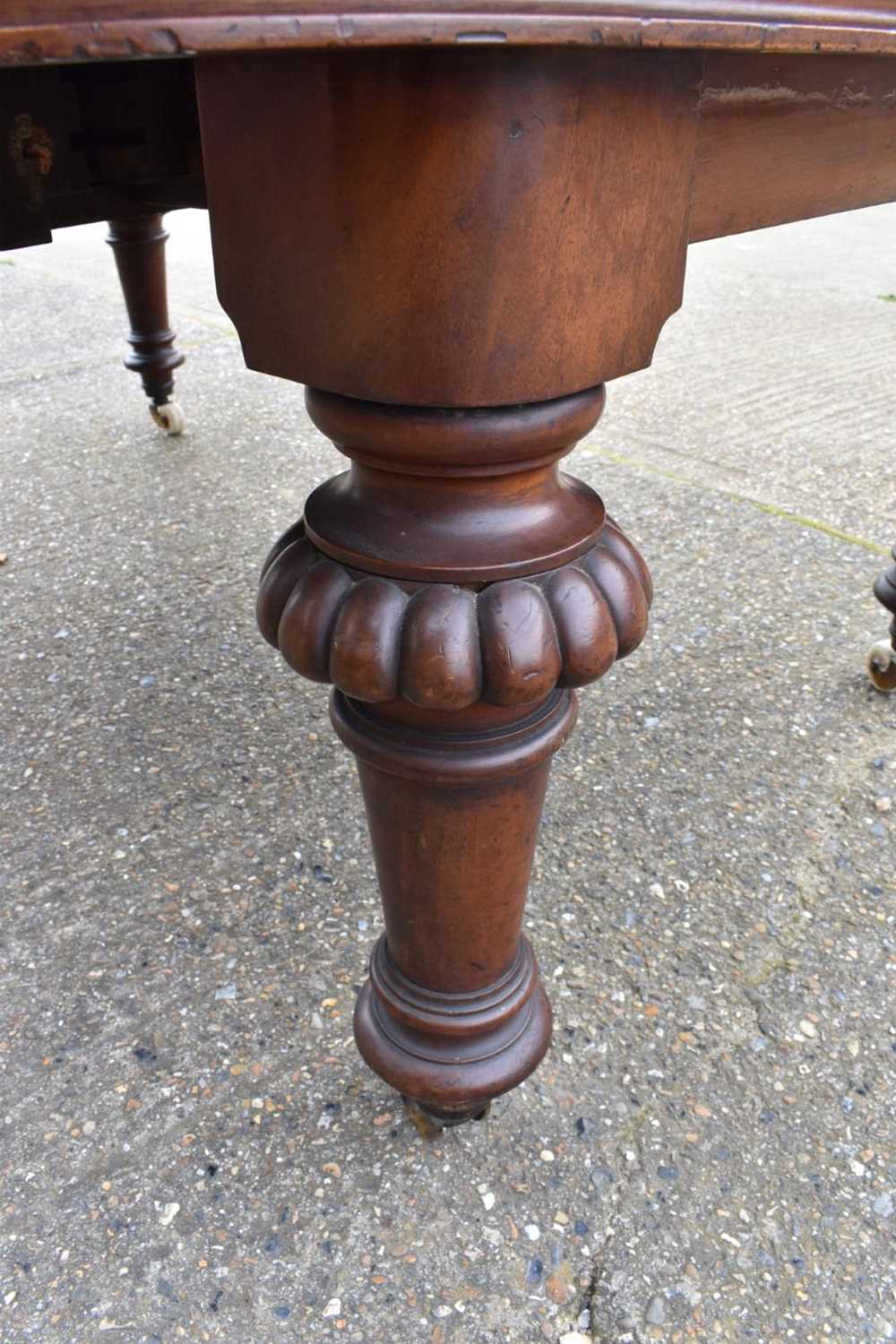 Victorian Irish mahogany extending dining table with one additional leaf by Strahan & Co - Image 3 of 8