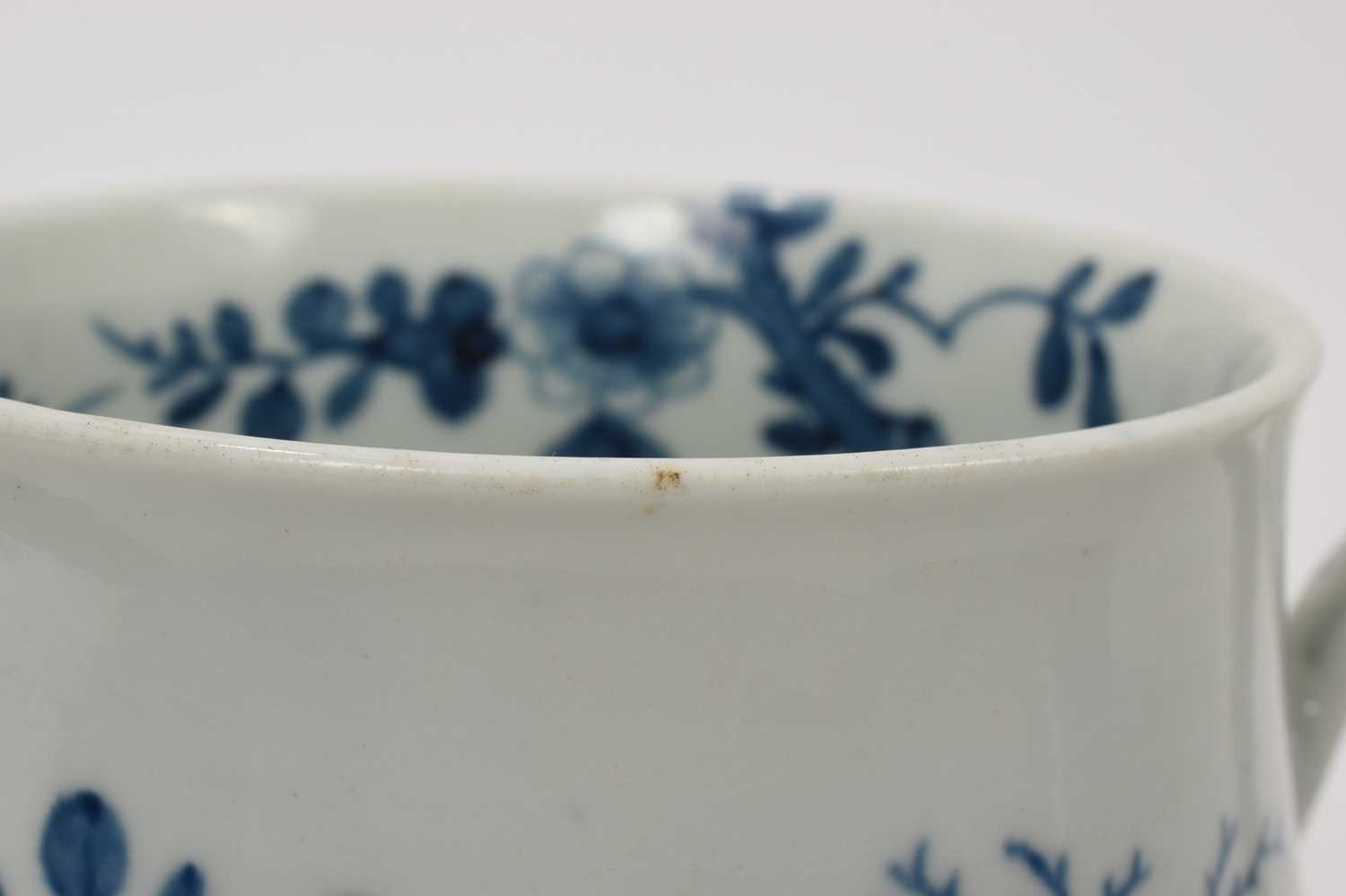 18th century Worcester blue and white bell-shaped mug - Image 5 of 6