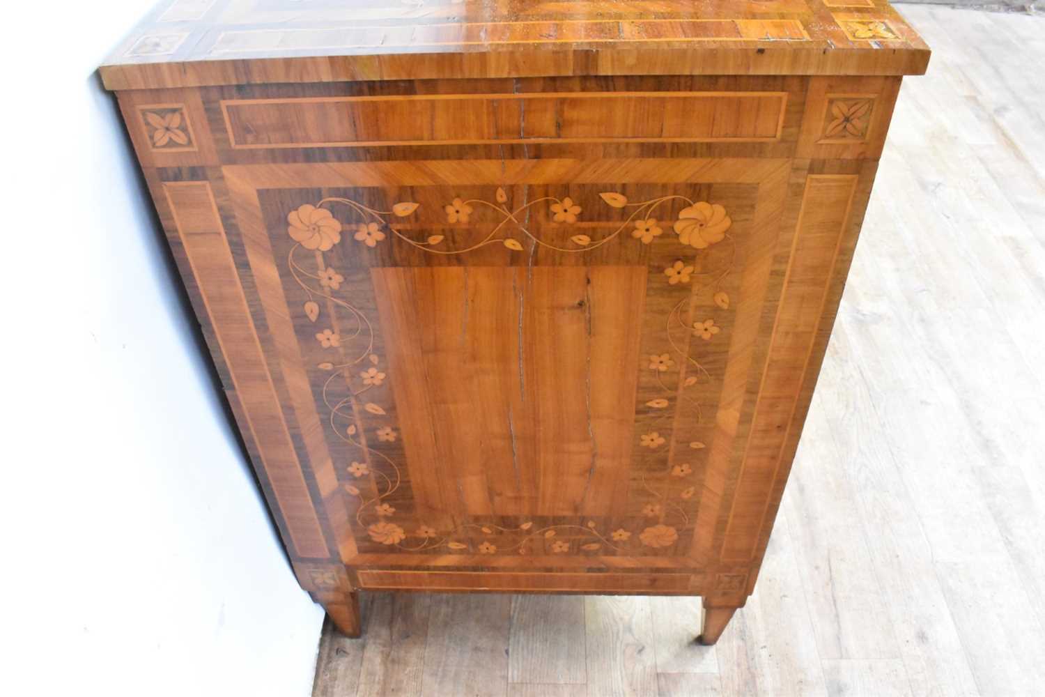 Late 18th century north Italian kingwood and marquetry inlaid commode - Bild 8 aus 21