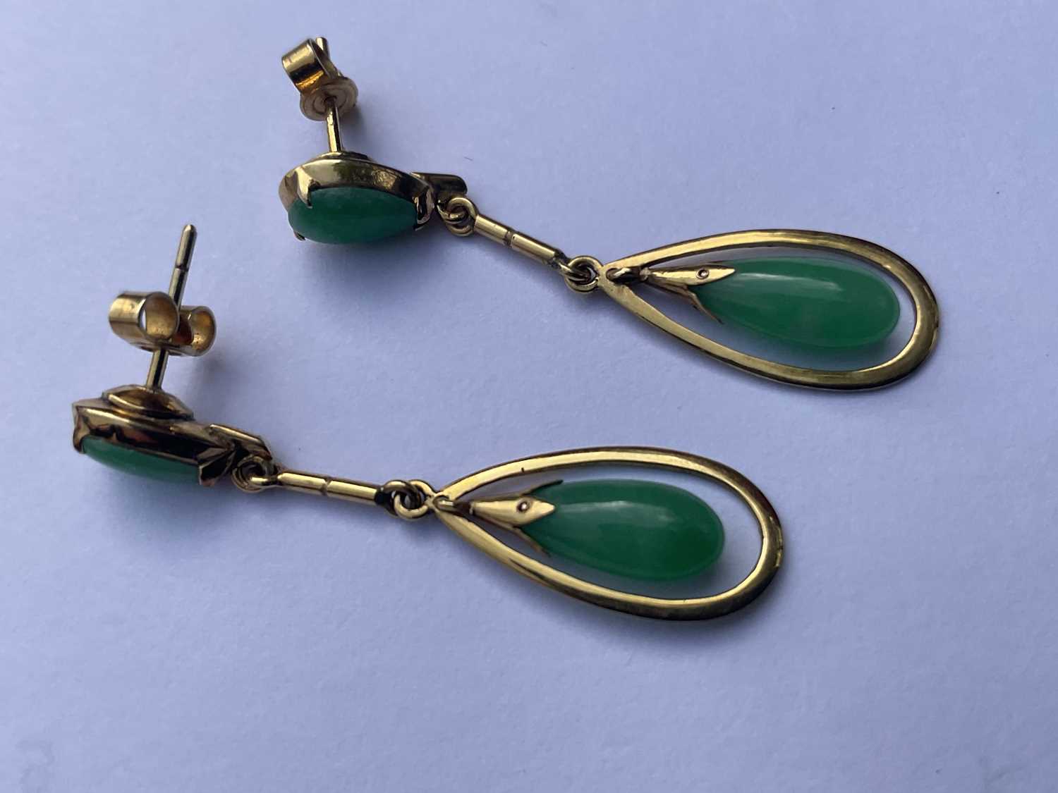 Pair of jade and gold pendant earrings - Image 4 of 4