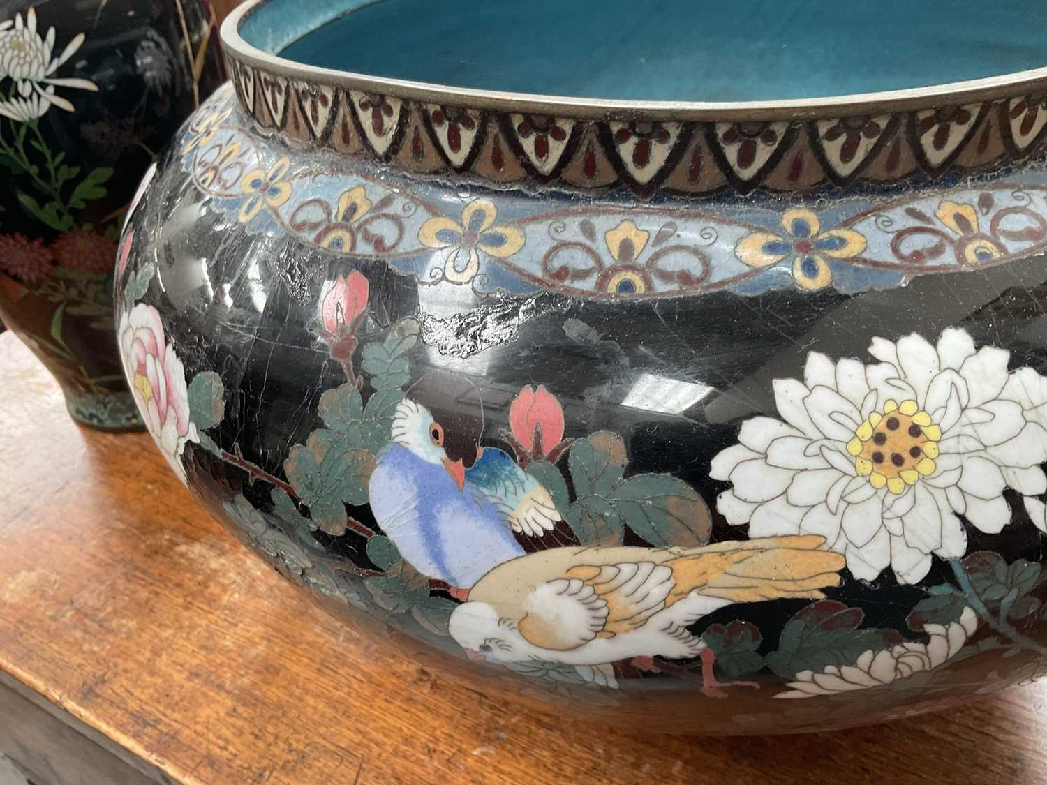 Large Japanese cloisonné jardinière decorated with flowers and birds - Image 13 of 17