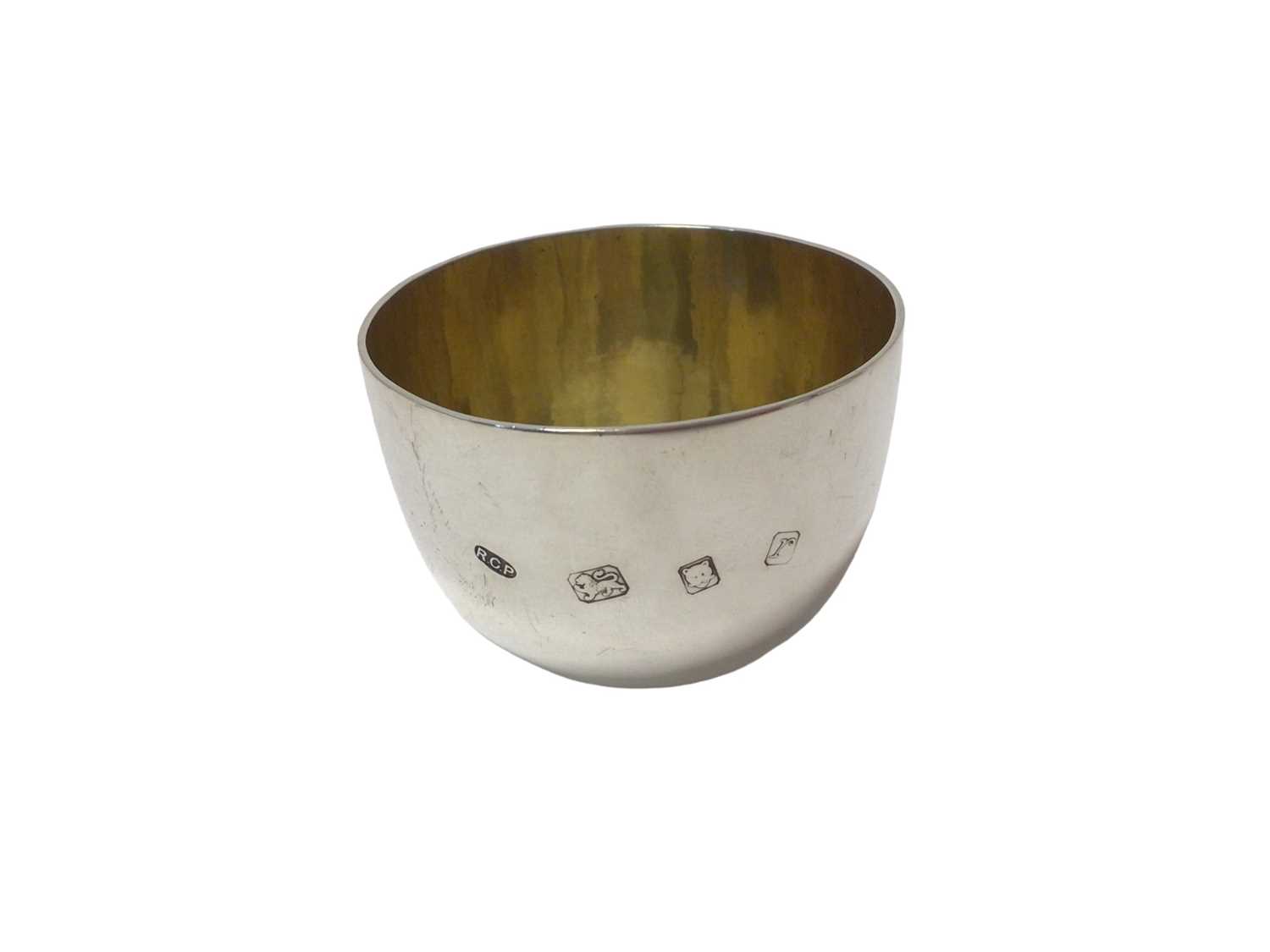 Contemporary silver tumbler cup with gilded planished interior, (London 1972), maker Rodney Clive Pe
