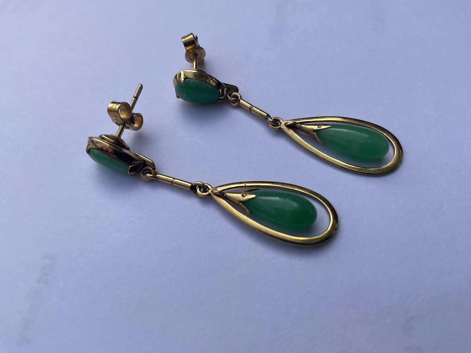 Pair of jade and gold pendant earrings - Image 3 of 4