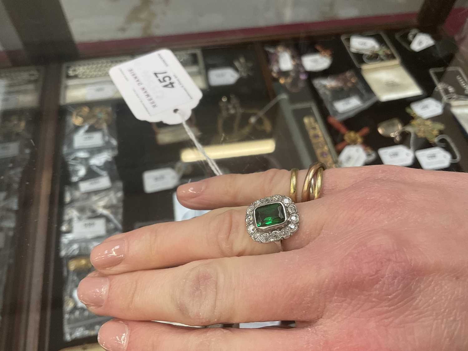 1920s diamond and green stone platinum ring - Image 4 of 4