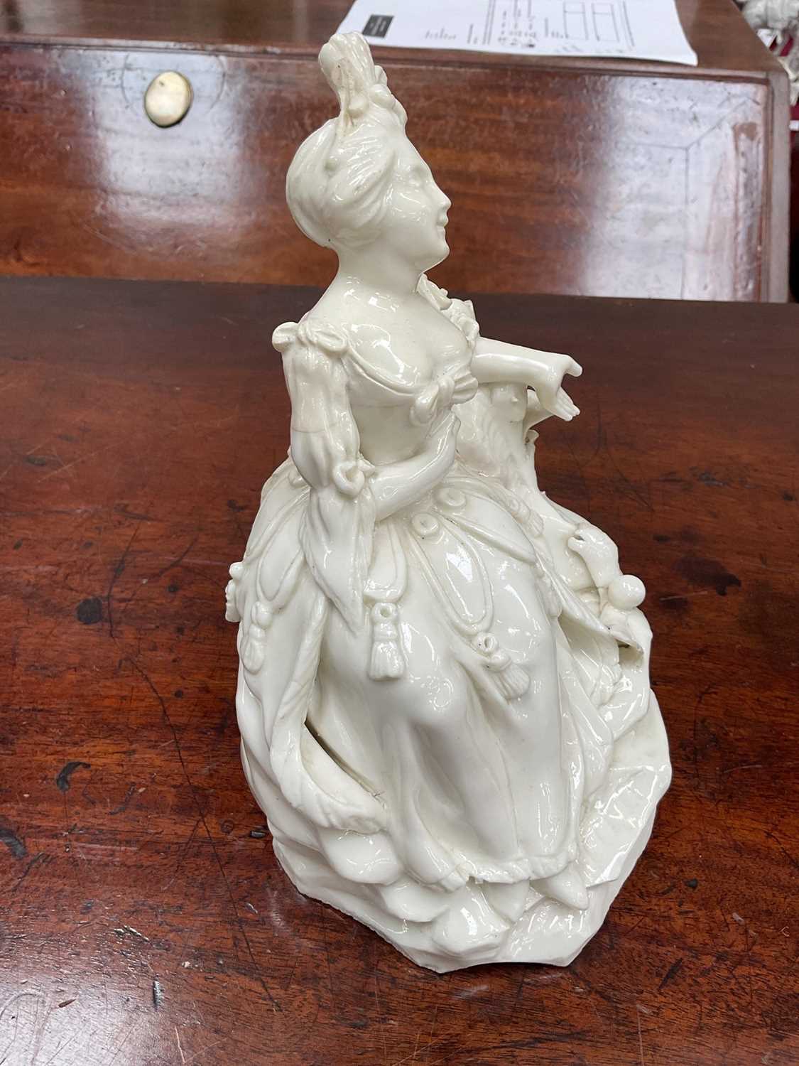 18th century porcelain figure of a seated lady - Image 4 of 6
