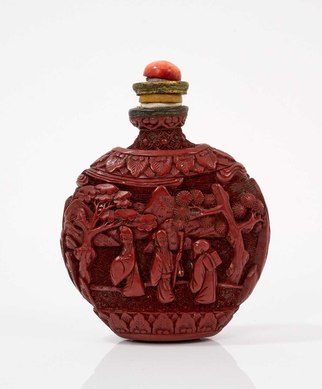 Finely carved cinnabar lacquer snuff bottle
