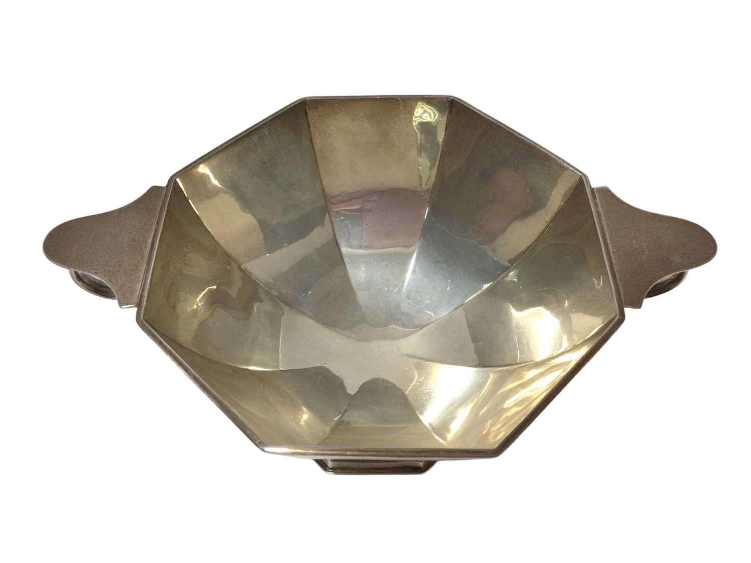 Early George V silver twin handled bowl of octagonal form, with reeded border - Image 2 of 3