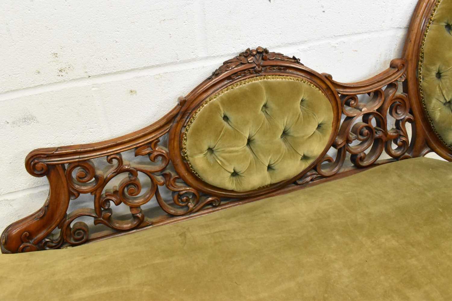 Victorian walnut framed chaise longue - Image 3 of 5