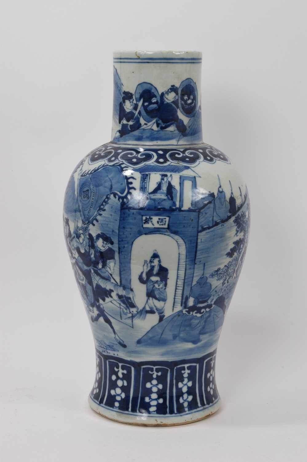 Large Chinese blue and white vase - Image 3 of 5