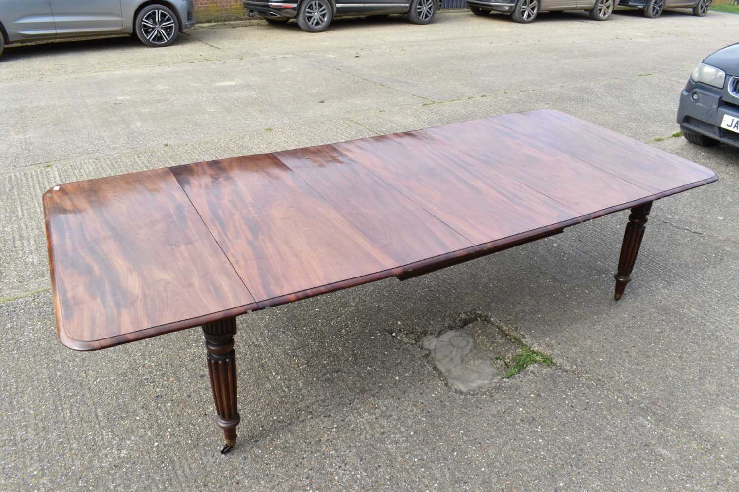 Early Victorian mahogany extending dining table - Image 2 of 6