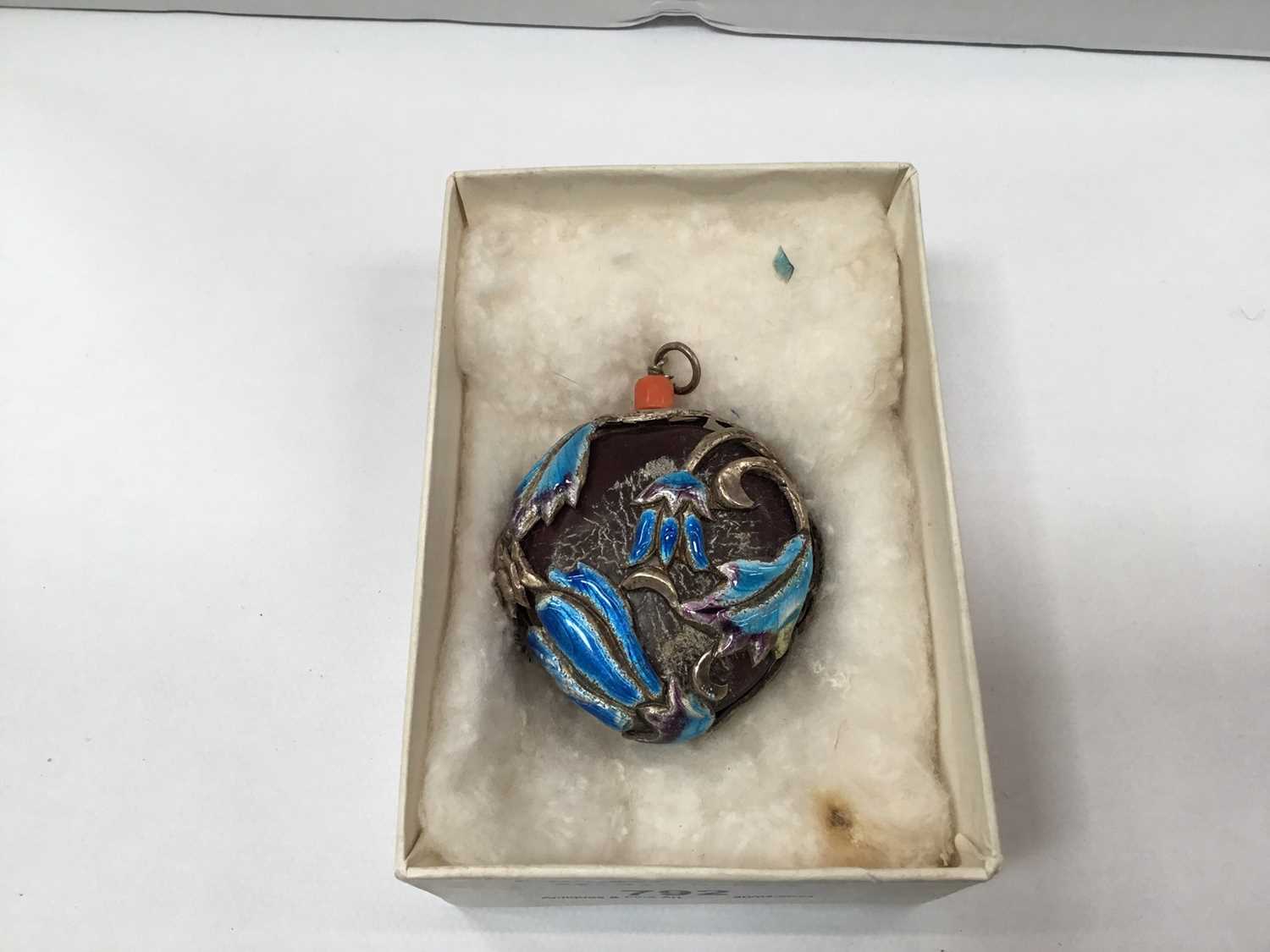 Chinese snuff with enamelled silver overlay on nut - Image 2 of 5