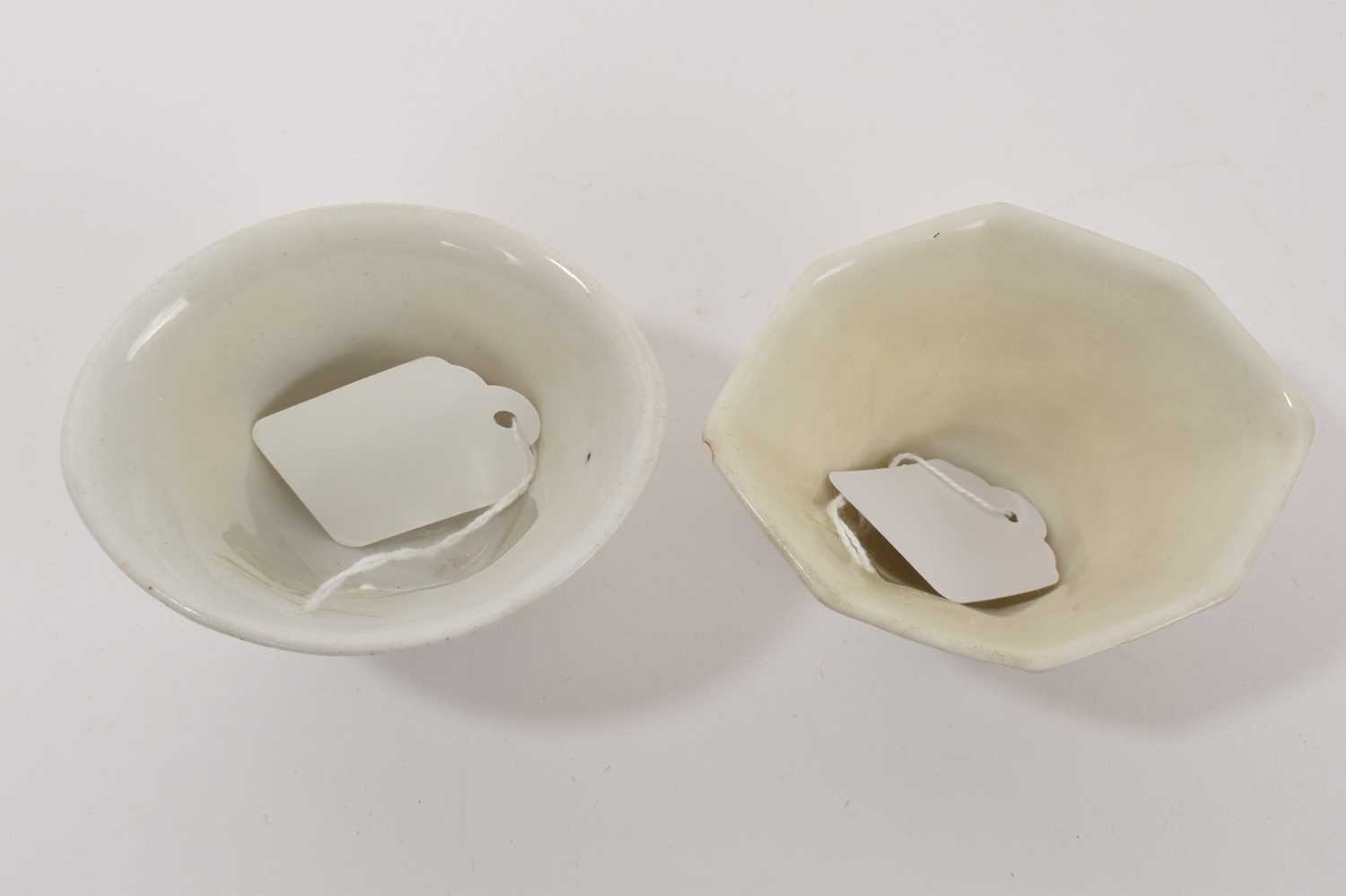 Two Chinese blanc-de-chine libation cups - Bild 8 aus 8