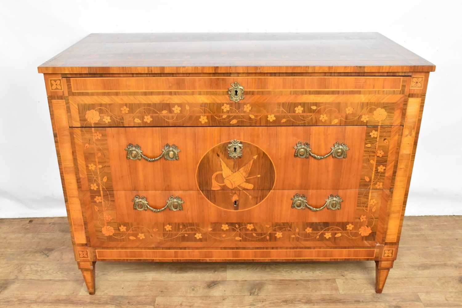 Late 18th century north Italian kingwood and marquetry inlaid commode - Bild 2 aus 21