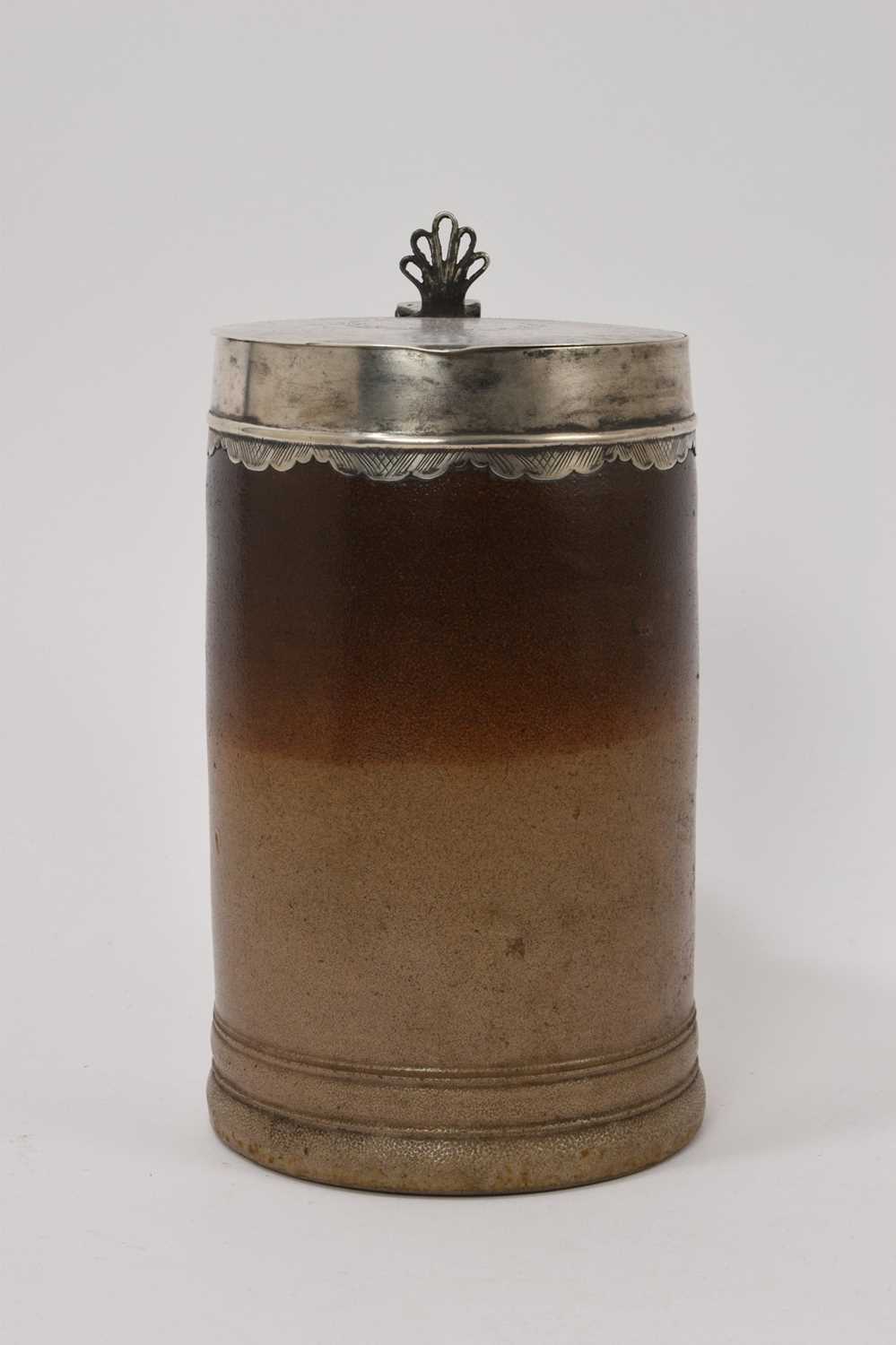 Large Georgian stoneware salt glaze 2 1/2 pint tankard with silver hinged lid - Image 2 of 6