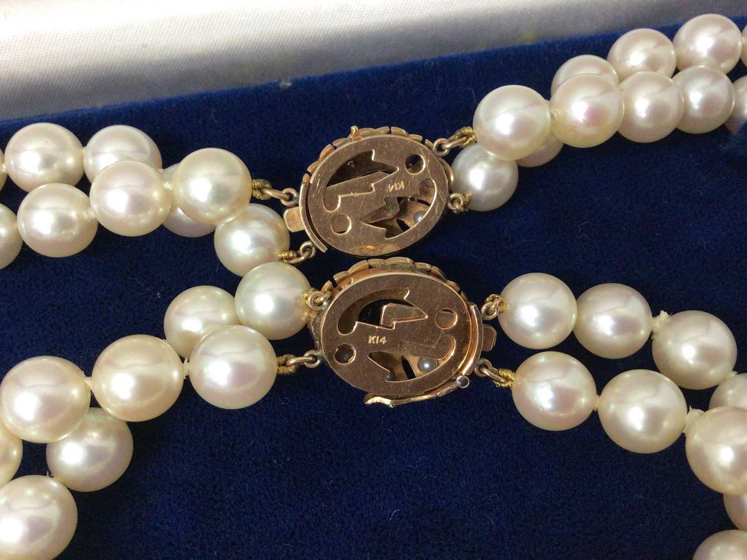 Cultured pearl two strand necklace and bracelet, each with two strings of 8mm cultured pearls on a g - Image 4 of 4